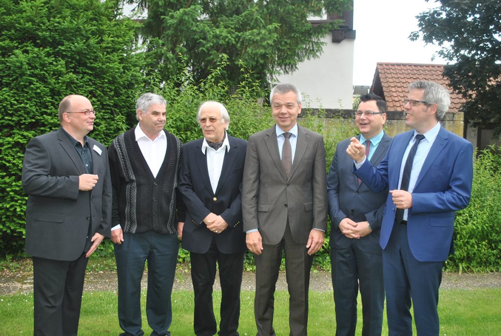 Feierten 30 Jahre Erziehungs- und Beratungsstelle: Frank Occhionero, Leiter der Einrichtung, Hendrik Raekow (ehemaliger Leiter des Diakonischen Werkes), der erste Leiter und Gründer der Beratungsstelle, Adolph E. Kritsch, Bürgermeister Gottfried Störmer, Jugendamtsleiter Kai Kuhnert und Landrat Christian Engelhardt (v.l.). Foto: Benjamin Kloos