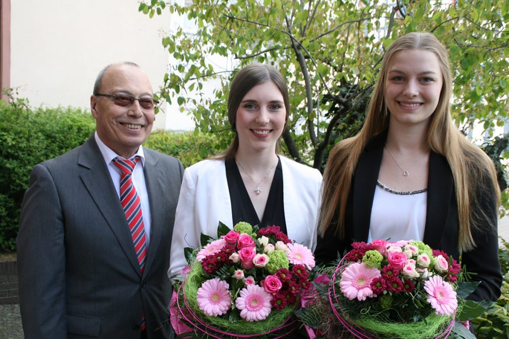 Am Samstag wird mit Michelle I. (Mitte) die neue Bibliser Gurkenkönigin gekrönt. Ihr künftige Gurkenprinzessin Nadine Müller (r.) und der 1. Vorsitzende des WVB, Bruno Neumann (l.), freuen sich mit ihr auf die Zeremonie. Archivfoto: Eva Wiegand