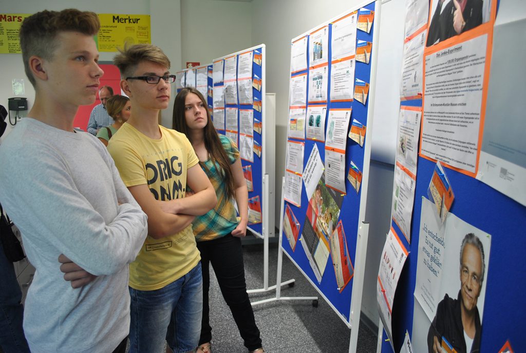 Die 14-jährigen Schüler Oliver Ludwig, Marcel Gajdeczka und Lisa-Marie Gunkel (v.r.) informierten sich im Rahmen der Ausstellung des Gesundheitsamtes über die Bedeutung der Organspende. Foto: Benjamin Kloos