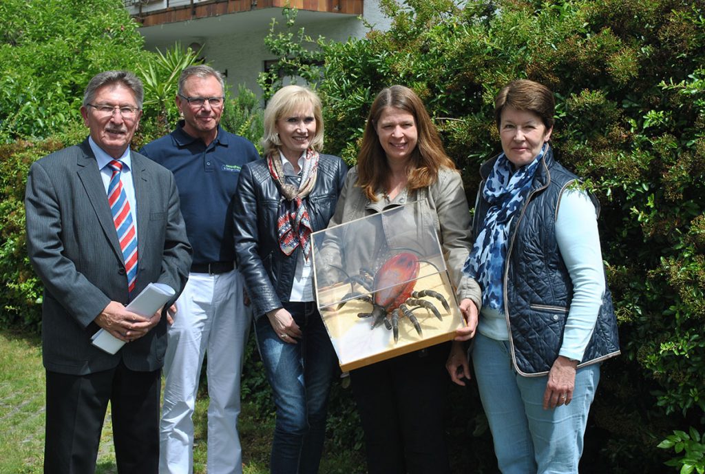 Möchten auf die Gefahr durch Zeckenbisse aufmerksam machen: Heinz Klee, Mitglied des Kreisausschusses, Dr. Walter Seelinger (AGILA), Reinhild Zolg (Gesundheitsamt Bergstraße), Silvia Maier (Schulleiterin des Alfred-Delp-Schule) und Bärbel Ohl (Leiterin Kita am Graben; v.l.). Foto: Benjamin Kloos