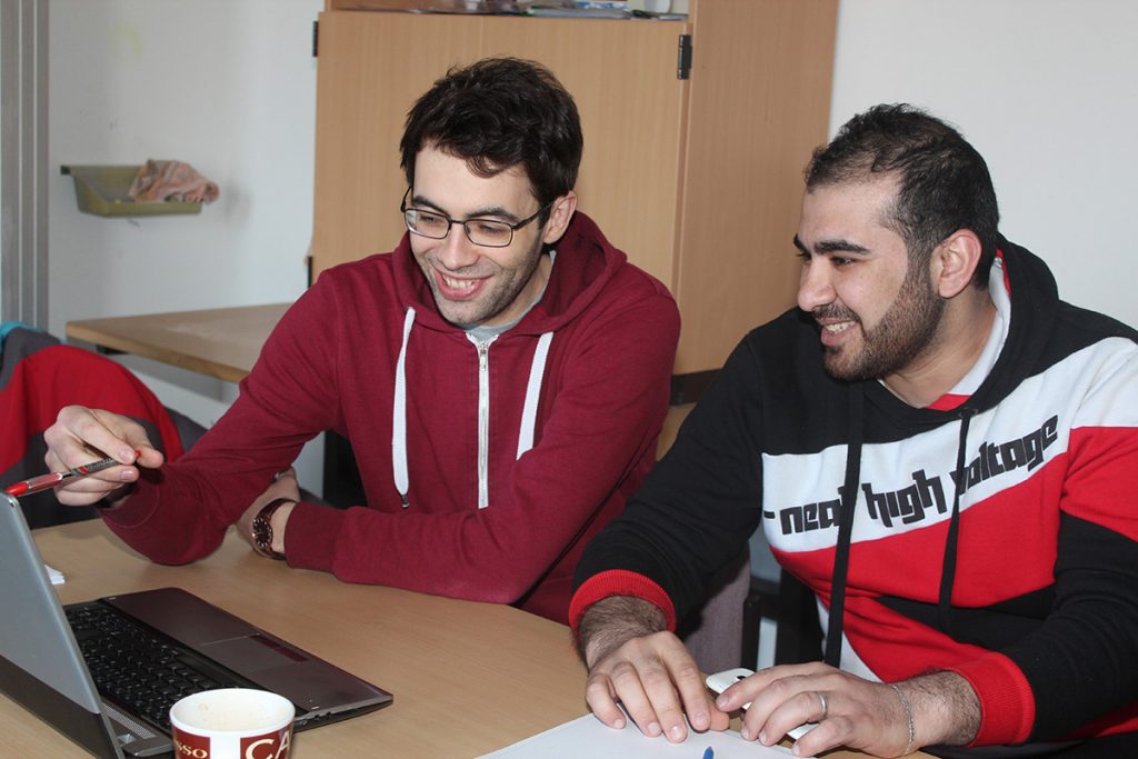 Auch bei der Jobsuche oder beim Ausfüllen von Formularen sowie Behördenbesuche sind Flüchtlinge für Unterstützung dankbar – die Integrationslotsen leisten in diesem Bereich hervorragende Arbeit. Foto: oh