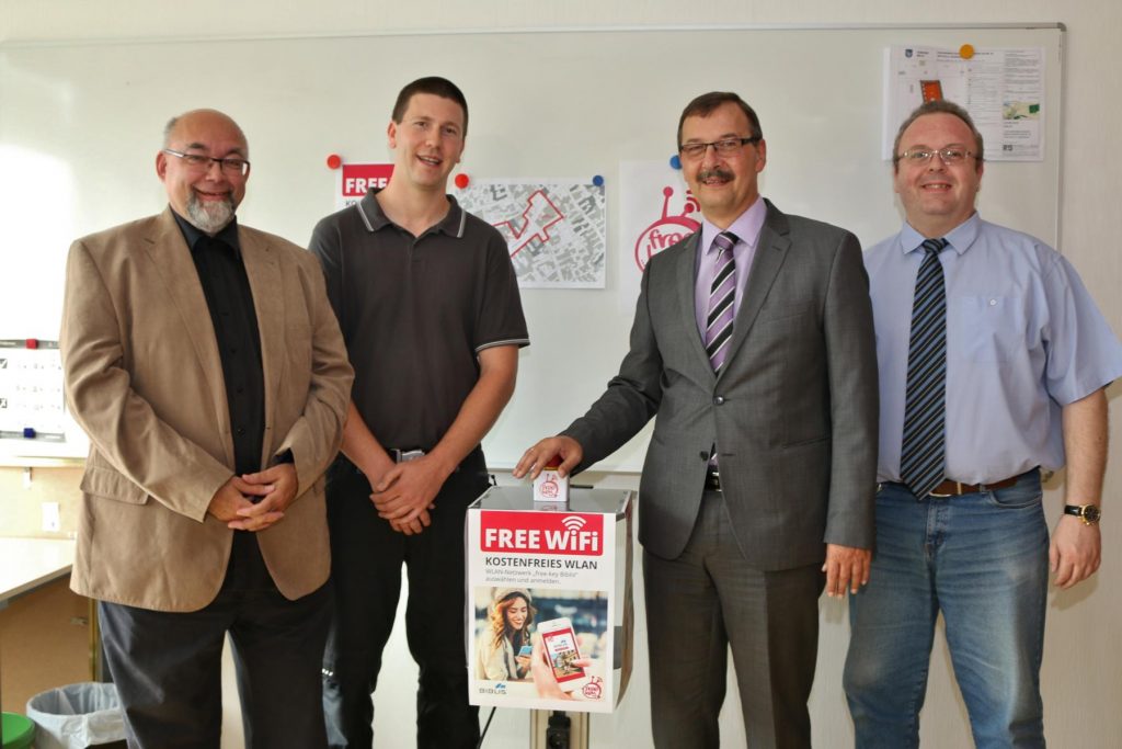 Seit Dienstag ist das erste kostenlose W-LAN in Biblis zwischen Rathaus und Kirche verfügbar - Bürgermeister Felix Kusicka drückte den roten Knopf. Die Fachabteilung der Gemeinde Biblis mit Thomas Wilhelm (von links), Marcel Otwarko und Burkhard Seib war für die Installation zuständig. Foto: Hannelore Nowacki