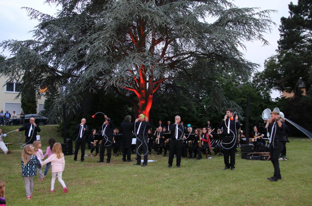 Die Brass Band Biblis unter der Leitung von Dirigent Thomas Reis brachte die Zuhörer mit ihrer Musik und unterhaltsamer Präsentation in Stimmung. Foto: Hannelore Nowacki