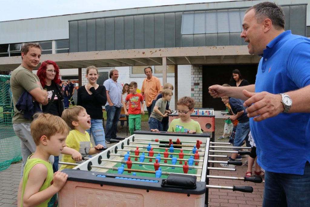 Die Tischkicker spielten nach den Regeln der Turnierleitung – großer Jubel bei gewonnenem Spiel. Foto: Hannelore Nowacki