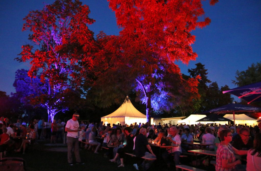 in traumhafter Sommerabend erwartete die Lichterfestbesucher – mit der Magie des Lichts, Musik und Unterhaltung. Foto: Hannelore Nowacki
