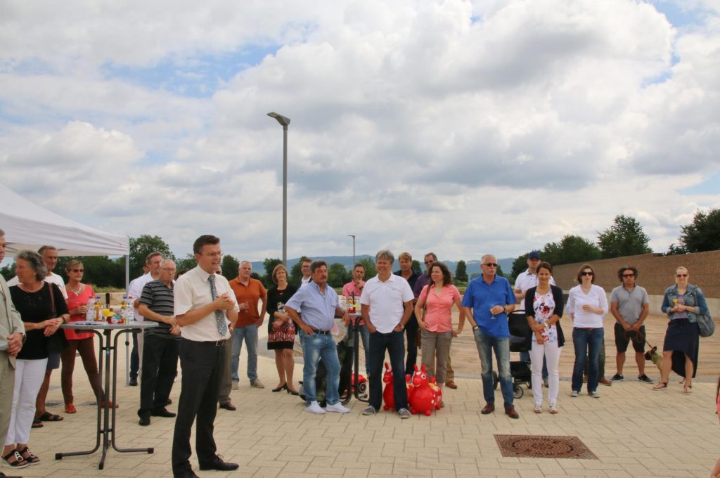 Einen Monat früher als geplant können die Häuslebauer im Neubaugebiet Am Landgraben mit dem Bauen beginnen. Die offizielle Freigabe nach der Erschließung feierte die SEL gemeinsam mit Bauherren, Nachbarn und beteiligten Firmen. Foto: Hannelore Nowacki