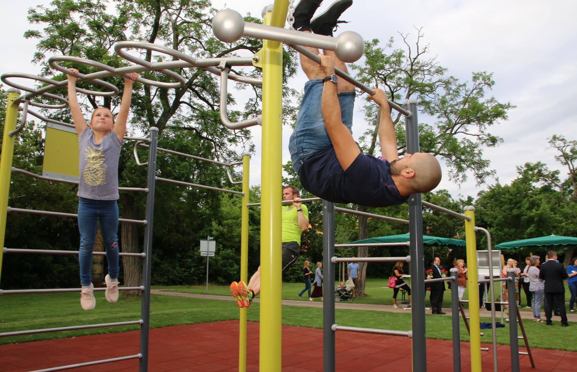 BUZ: Wer kann bei so vielen Bewegungs- und Trainingsmöglichkeiten schon widerstehen? Die neue Street-Workout-Anlage hat bereits zahlreiche Fans gewonnen. Fotos: Hannelore Nowacki