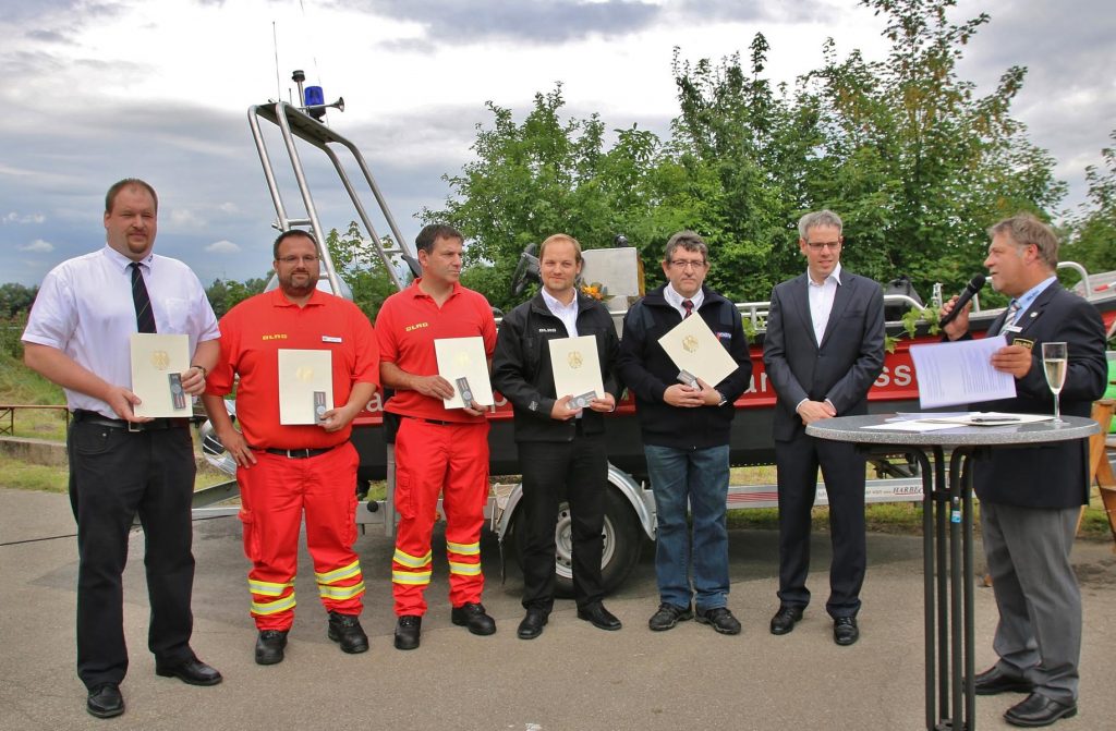 Die Ehrung der Bundesrepublik Deutschland für die Fluthilfe 2013 nahmen stellvertretend für alle 63 DLRG-Helfer im Kreis Bergstraße Thomas Uhrig (Hirschhorn), Thomas Hanselmann (Lampertheim), Peter Jäger (Heppenheim, Zugführer des Kreises Bergstraße) und Thomas Rech (Gruppenführer aus Heppenheim) von Landrat Christian Engelhardt entgegen (im Bild rechts: DLRG-Kreisvorsitzender Matthias Denner). Foto: Hannelore Nowacki