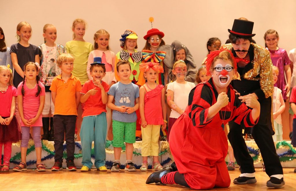 Bei der Aufführung des Zirkusmusicals hatten die Zuschauer im Saal und die Chorkinder auf der Bühne einen Riesenspaß. Foto: Hannelore Nowacki