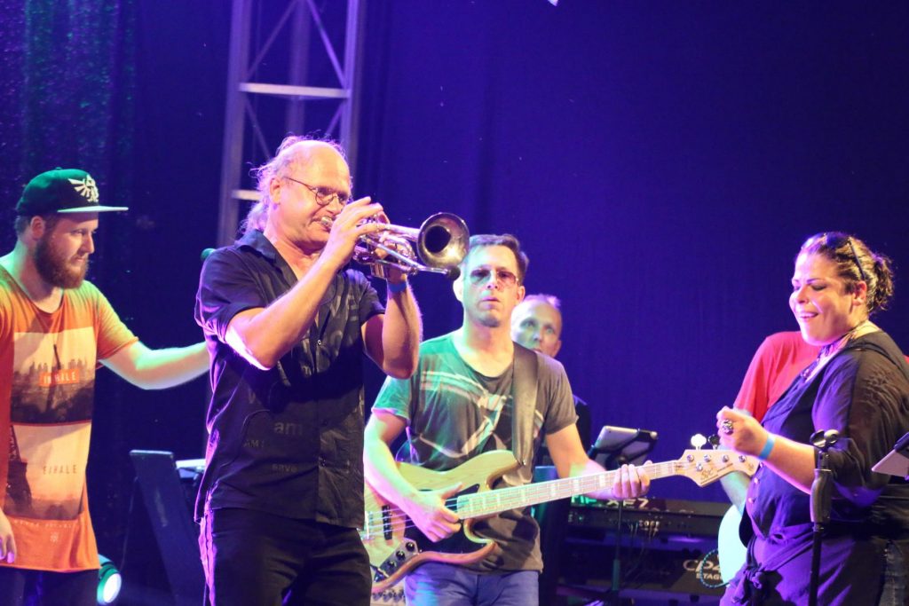 Beim Open-Air-Festival „Rock am See“ machten die MIL Rock Allstars gemeinsam mit ihren Special Guests Stimmung wie mit Ralph „Mosch“ Himmler, der die Zuschauer mit seiner Trompete in den Bann zog. Foto: Hannelore Nowacki