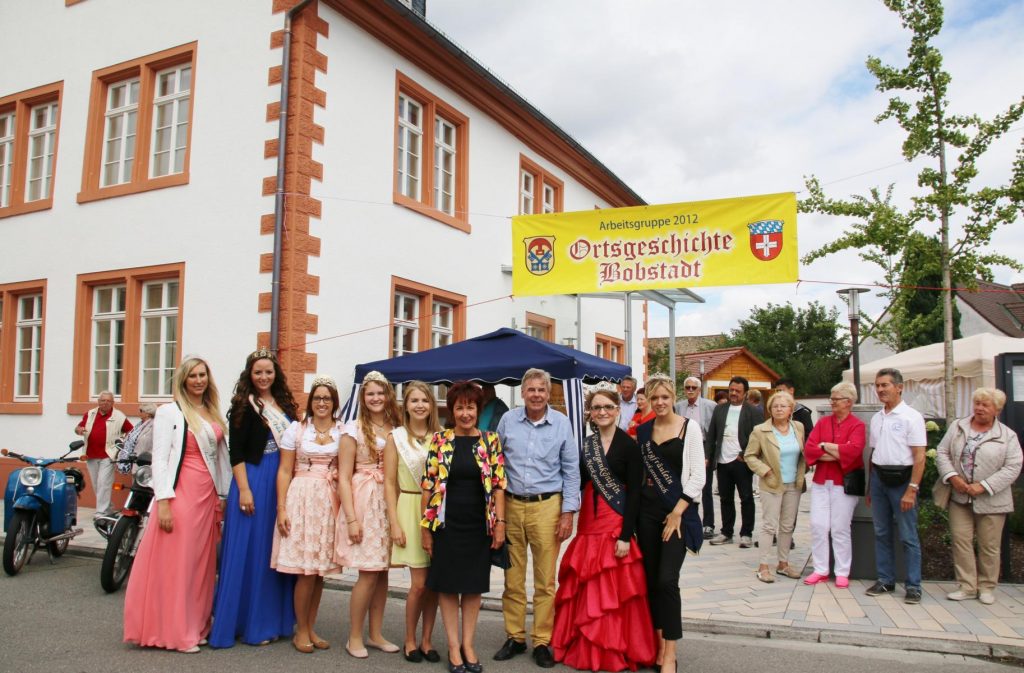Zur Bobstädter Kerwe gehört traditionell der Besuch von Hoheiten aus der Region, eingeladen von der Bürstädter Sonnenbotschafterin. Gerade waren sie mit dem Oldtimerkorso am Alten Rathaus angekommen (von links): Die Odenwälder Apfelkönigin Sina I., die Bensheimer Blütenkönigin Rebecca I., die Lützelsachsener Winzerkönigin Aline I. mit Prinzessin Jessica, Sonnenbotschafterin Theresa I. und die Vierburgenkönigin Sophie I. aus Neckarsteinach mit Burgfräulein Sina sowie Bürgermeisterin Barbara und Volker Utz. Foto: Hannelore Nowacki