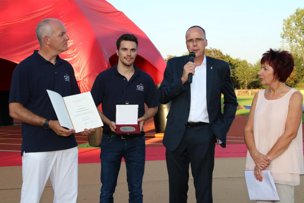 Sportminister Peter Beuth überreichte den TV-Vereinsvorsitzenden Andreas Röß (links) und Levin Held die Sportplakette des Bundespräsidenten mit Urkunde sowie einen Zuschuss seines Ministeriums für zwei Tischtennisplatten. Foto: Hannelore Nowacki