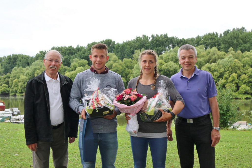 Herzlicher Empfang der Stadt Lampertheim für die beiden Weltmeister Max Lemke und Tabea Medert am Altrhein – Bürgermeister Gottfried Störmer (rechts) und Hans Schlatter, Vorsitzender der Sportkommission, gratulierten. Foto: Hannelore Nowacki