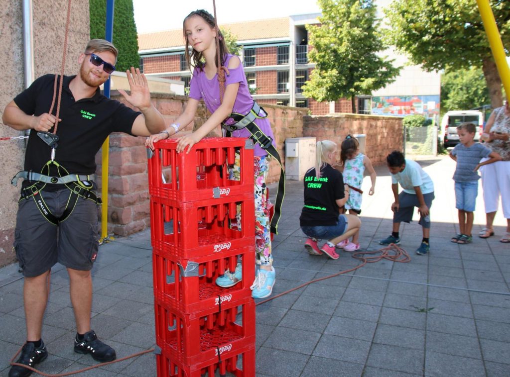 Beim Kindersommerfest ging es hoch hinaus. Foto: Hannelore Nowacki
