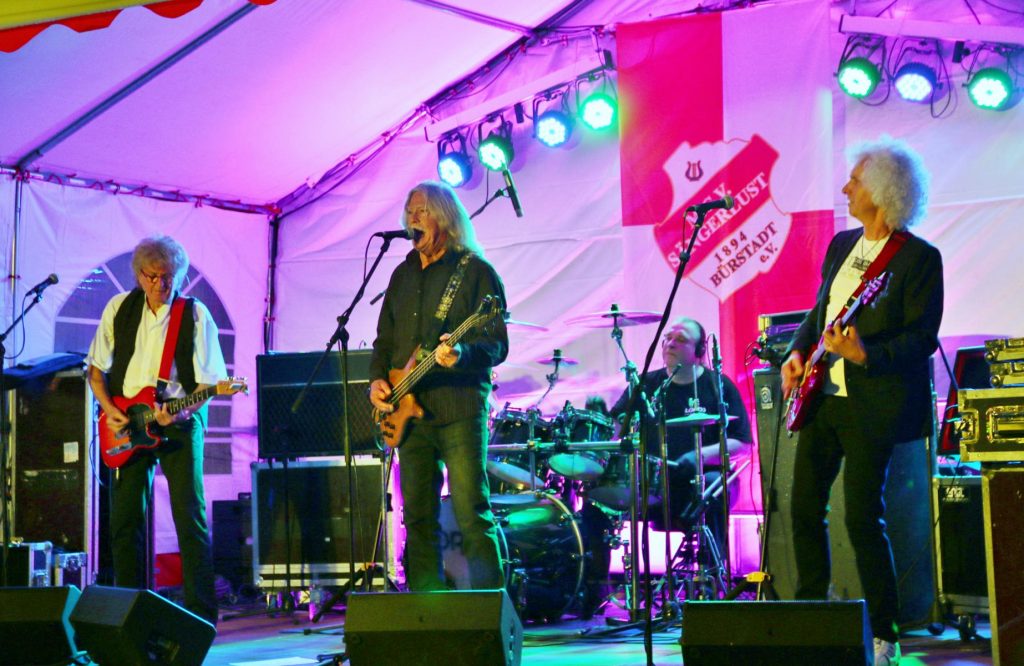 Ein Höhepunkt des 40. Zeltfestes - „The Lords“ zogen das Publikum von den Bänken: Klaus-Peter „Leo“ Lietz (Gitarre und Gesang), Bernd Zamulo (Bass und Gesang) und Josef „Jupp“ Bauer (Gitarre und Gesang). Die Lords haben 1943, 1946 und 1951 das Licht der Welt erblickt (von links). Der Jüngste ist der 52-jährige Schlagzeuger Philippe Seminara, der seit 2011 fest zur Band gehört. Foto: Hannelore Nowacki