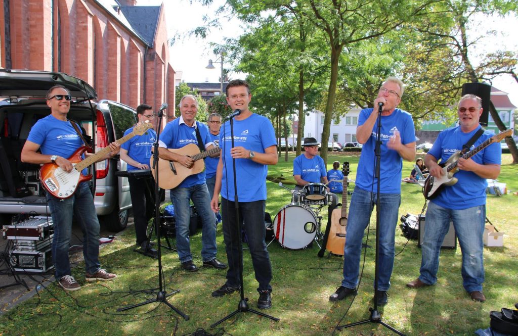 Das mitreißende Livekonzert der Band der Musiker-Initiative Lampertheim (MIL) sorgte auch beim Ersten Stadtrat Jens Klingler für Begeisterung. Foto: Hannelore Nowacki