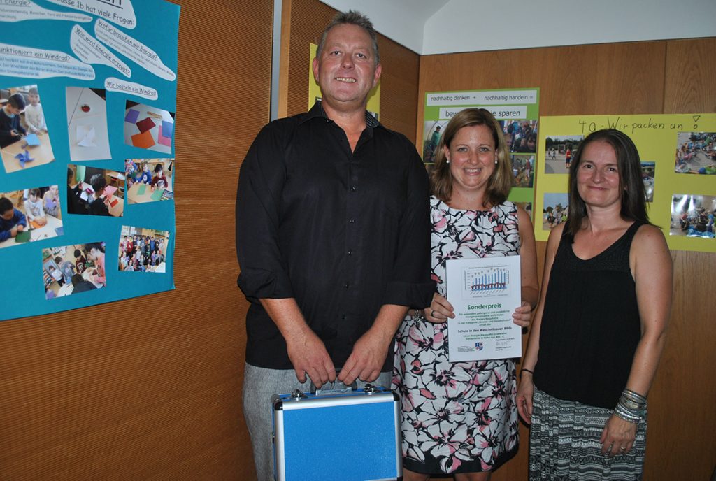 Große Freude bei der Schule in den Weschnitzauen in Biblis: Der Energiebeauftragte der Schule, Stephan Keller (l.), die Klassenleiterin der ehemaligen Klasse 4b, Nora Snaschel (r.) und Schulleiterin Simone Kurt (Mitte) konnten den Sonderpreis für Grundschulen in Empfang nehmen. Foto: Benjamin Kloos
