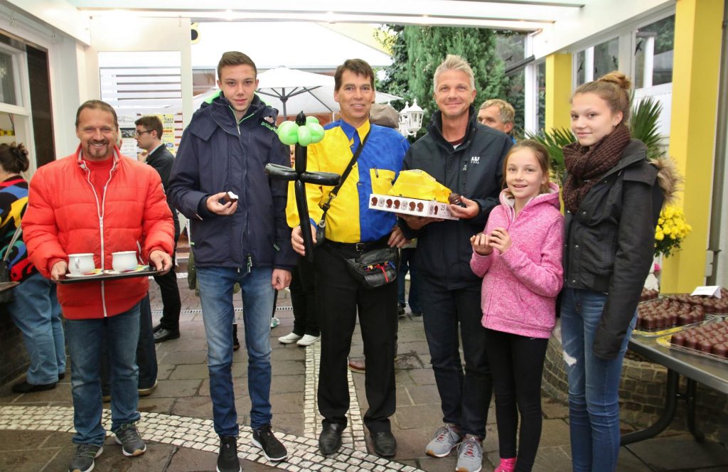 Beim Saisonabschlussfest von Eis Oberfeld kam die gute Stimmung auch ohne Sonnenschein. Foto: Hannelore Nowacki