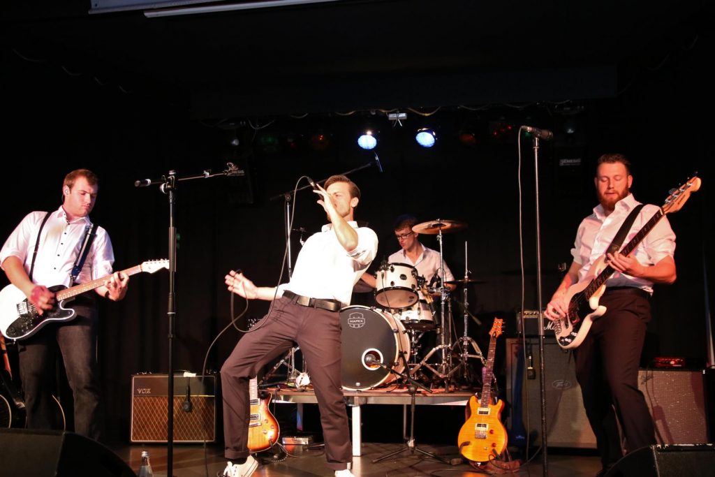 Die junge Band „Roads to Rome“ brachte das nicht ganz volle Alte Kino in Hochstimmung: Benjamin Ihrig und Adrian Störmer (Gesang und Gitarre), Patrick Baum am Bass und Nico Braun am Schlagzeug. Foto: Hannelore Nowacki