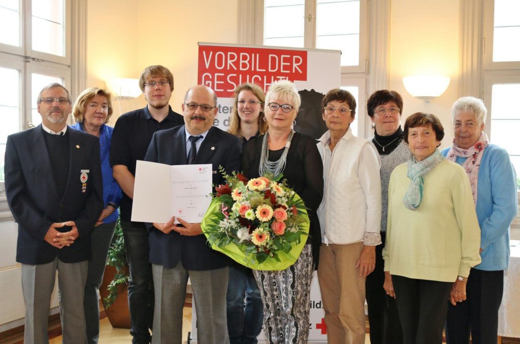 Im Bild der 2. DRK-Vorsitzende Siegfried Schack (von links) sowie die Geehrten Inge Rathgeber, Jan Winkler, Uwe Jakob, Lisa Wißing, Ursula Deutsch, Maria Bade, Walburga Schühle und Irma Eberle. Foto: Hannelore Nowacki
