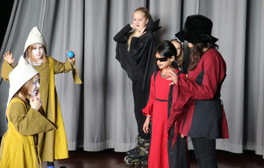 Schaurig schön war das Theaterstück mit dem „Gruselkabinett“, Nebel waberten dann und wann, Geister und Vampire trieben ihr Unwesen. Foto: Hannelore Nowacki