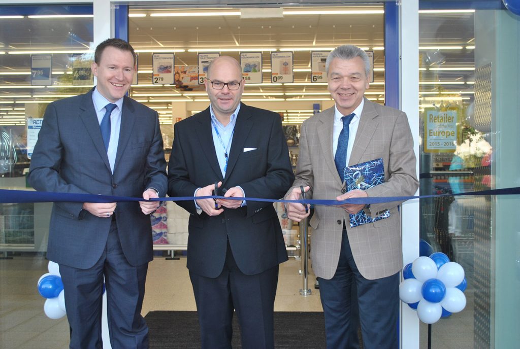 Gaben den Startschuss für die neue Action-Filiale in Lampertheim: Dr. Matthias Zürker (Geschäftsführer WFB), Steffen Rosenbauer (Actions General Manager für Deutschland) und Bürgermeister Gottfried Störmer (v.l.). Foto: Benjamin Kloos