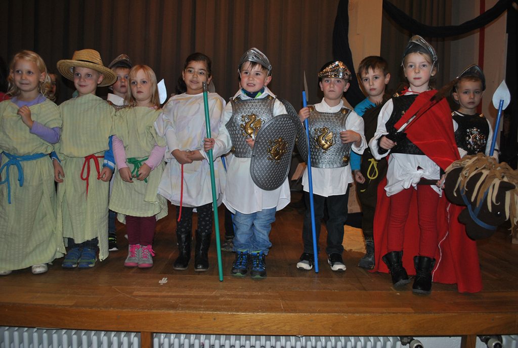 Die Vorschulkinder des katholischen Kindergartens in Hofheim stellten im vergangenen Jahr in einem wunderbaren Schauspiel die Geschichte St. Martins dar, der seinen Mantel mit einem Bettler teilte. Foto: Benjamin Kloos