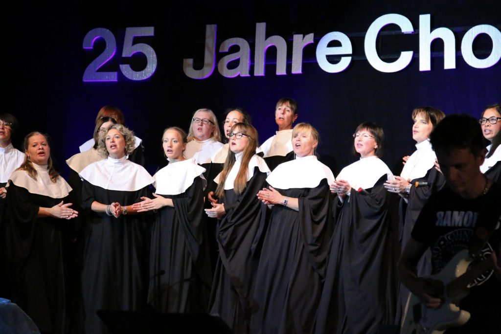 Schwungvoller Sister Act war auf der Bühne der Sedanhalle geboten. Foto: Hannelore Nowackisilber-edition-mit-zeitreise-2