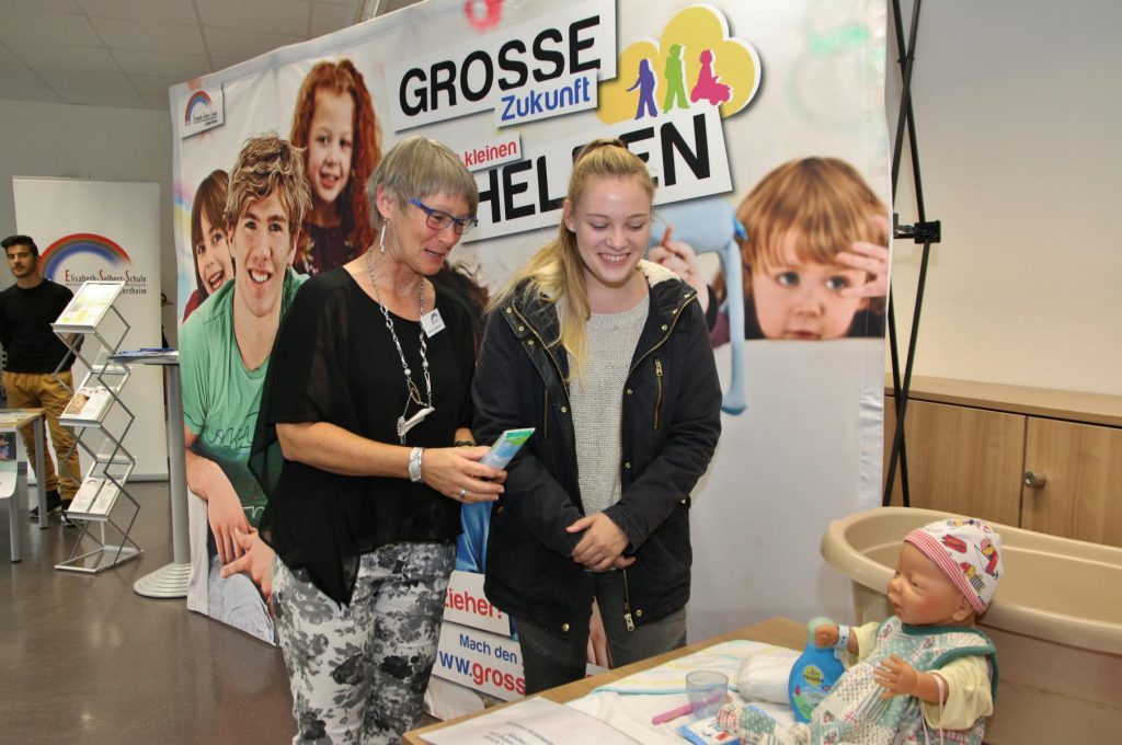 Um soziale Berufe ging es am Stand der Elisabeth-Selbert-Schule. Foto: Hannelore Nowacki