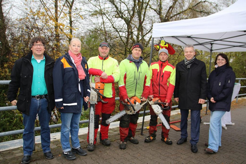 Jetzt beginnt das Aufräumen am Uferstück des Altrheins. Erste Durchblicke vom Radweg auf dem Hochwasserdamm zum Altrhein sind dann möglich. Foto: Hannelore Nowacki