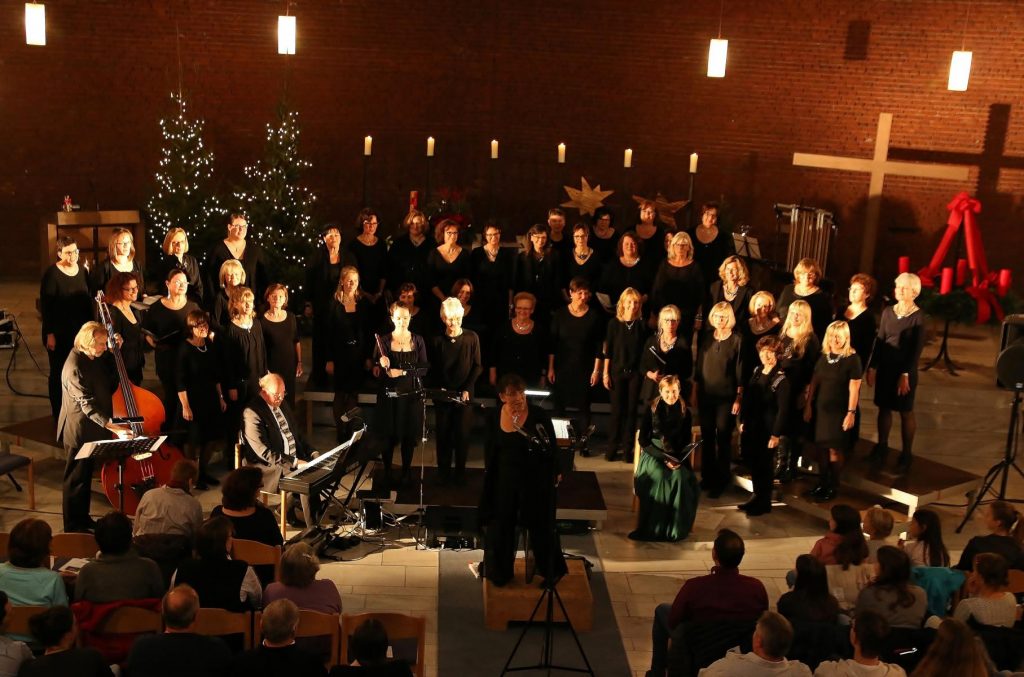 In der beginnenden umtriebigen Vorweihnachtszeit bot das Adventskonzert des Chorisma Frauenchors mit dem Titel „Oh, du stille Zeit“ Raum für ebenso besinnliche wie vergnügliche Stunden. Foto: Hannelore Nowacki