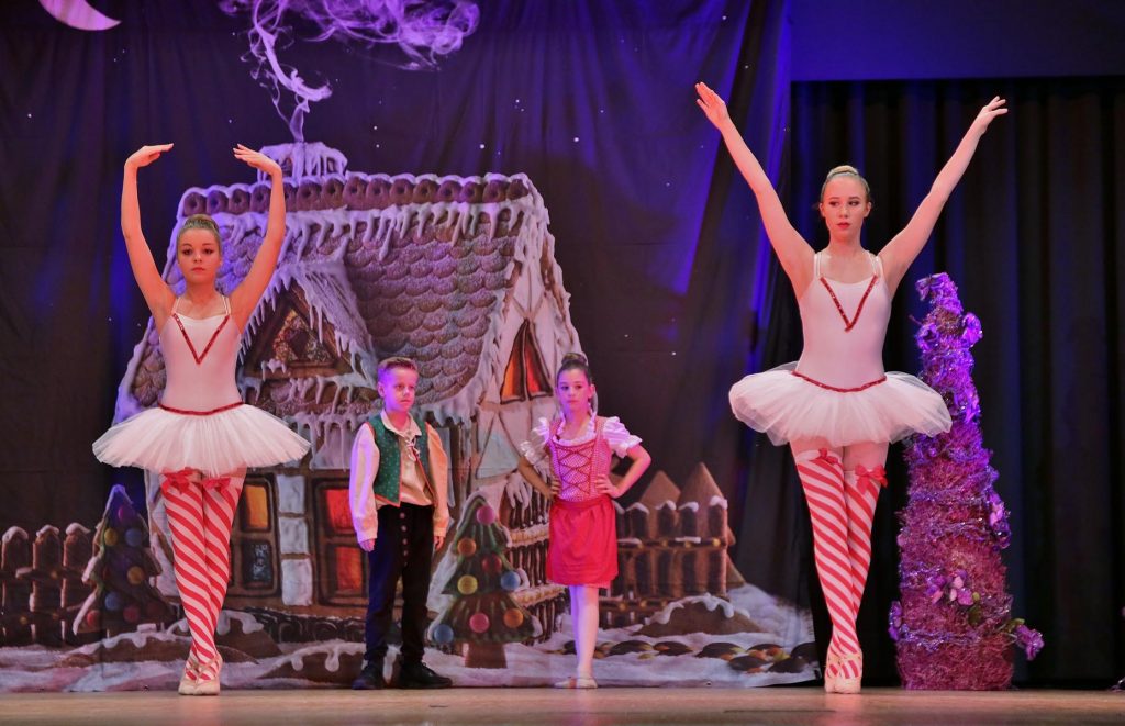 Hänsel und Gretel kommen hungrig am Hexenhaus an. Foto: Hannelore Nowacki