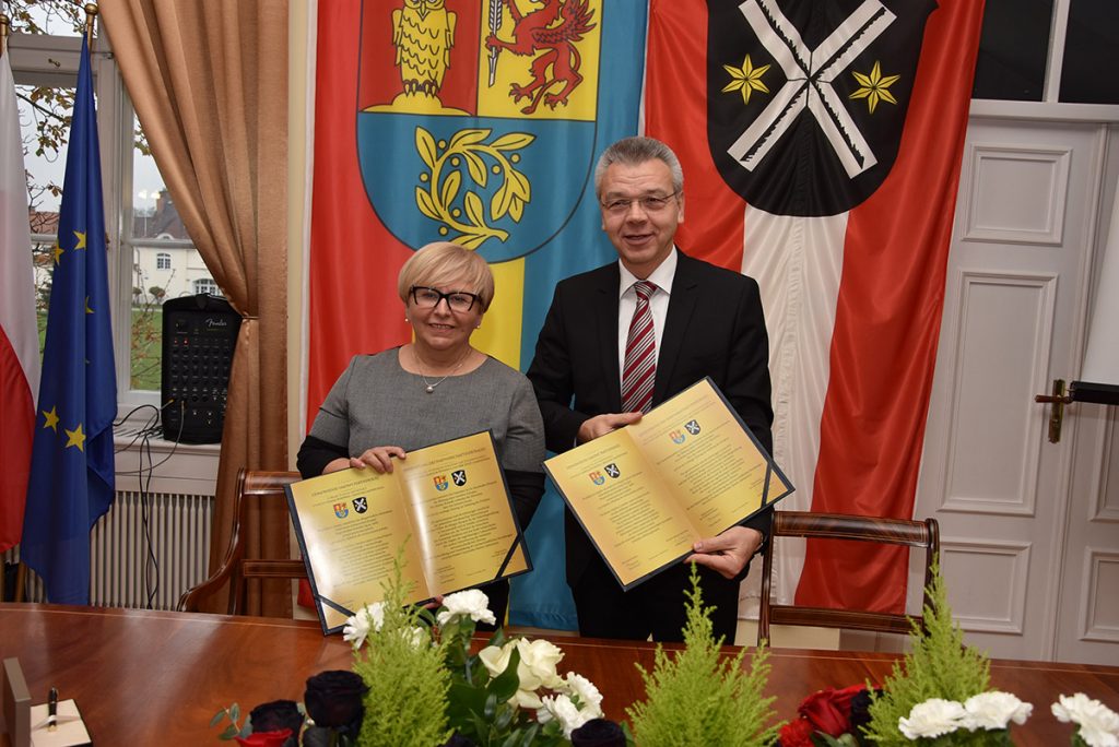 Bürgermeister Gottfried Störmer und Bürgermeisterin Teresa Mazurek erneuerten symbolisch die partnerschaftlichen Beziehungen zwischen Lampertheim und Swidnica. Foto: oh