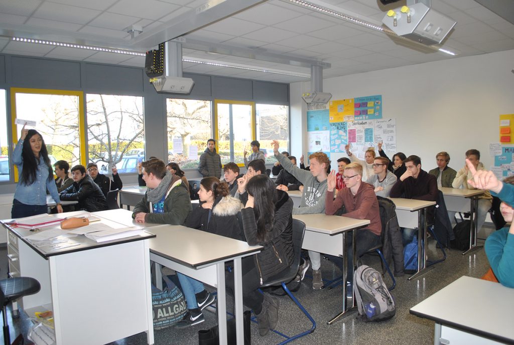 Mit regem Interesse beteiligten sich die Schüler der 9. Klassen der Alfred-Delp-Schule am AIDS-Aktionstag. Lehrerin Gülsen Yilmaz (l.) klärte über Ansteckungsmöglichkeiten auf. Foto: Benjamin Kloos