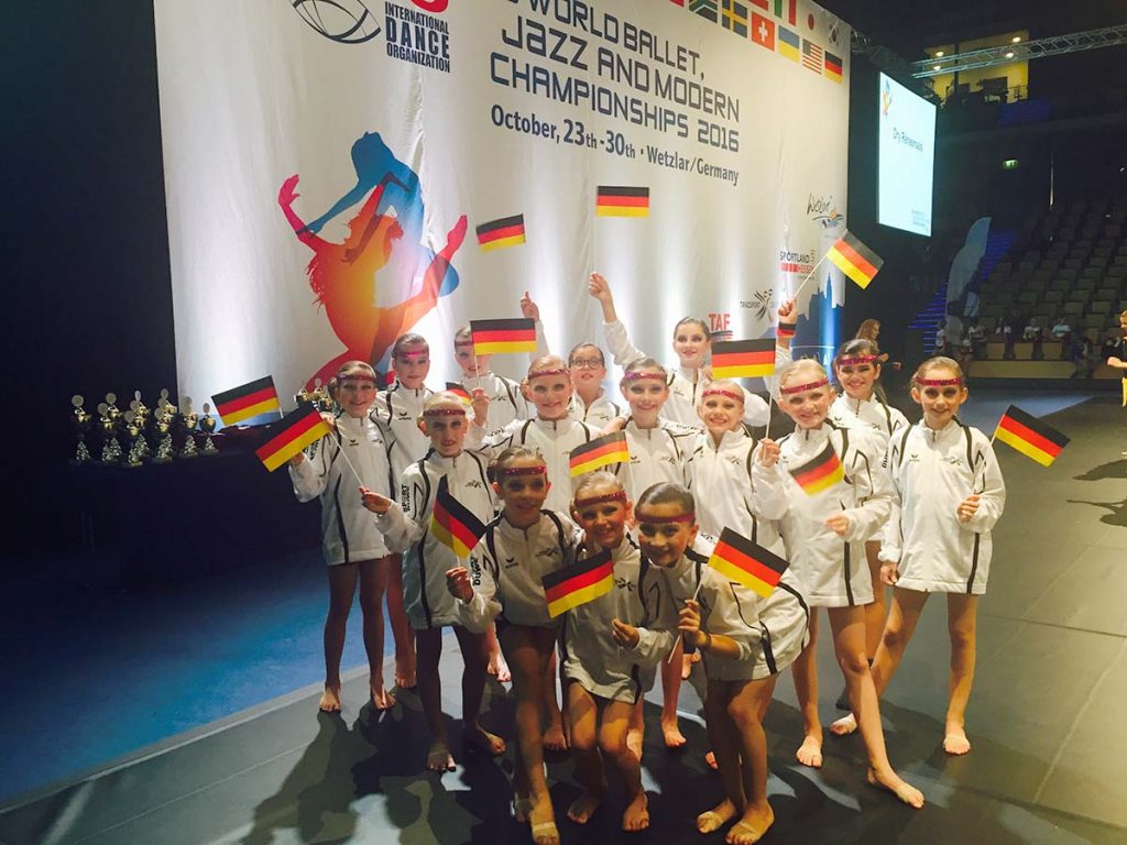 Freuten sich über ihren 26. Platz bei der ersten WM-Teilnahme: Die jüngste TG-Formation neo. Foto: Hofmann