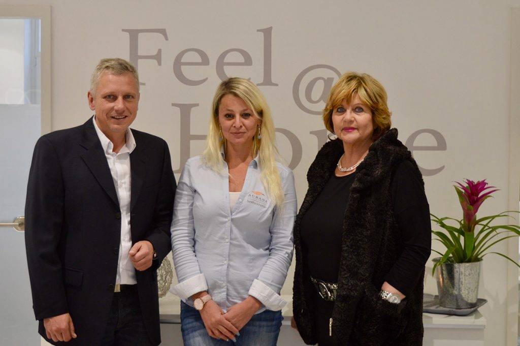 Kostenfreie Beratung und Vermittlung bietet der Aurana Immobilienshop Ried Kirchner & Schüttler den Wohnungskäufern im „Wohnpark Bürstadt“ in Kooperation mit dem Bauträger MARA-BAU. Ansprechpartnerin ist Sandra Schüttler, Telefon 06206/1859984 und 01715177142. MARA-BAU-Geschäftsführerin Marie-Luise Blüm (rechts) empfiehlt den Wohnungskauf zum jetzigen Zeitpunkt, da die Käufer in dieser Bauphase noch Einfluss auf die bauliche Gestaltung haben. Foto: oh