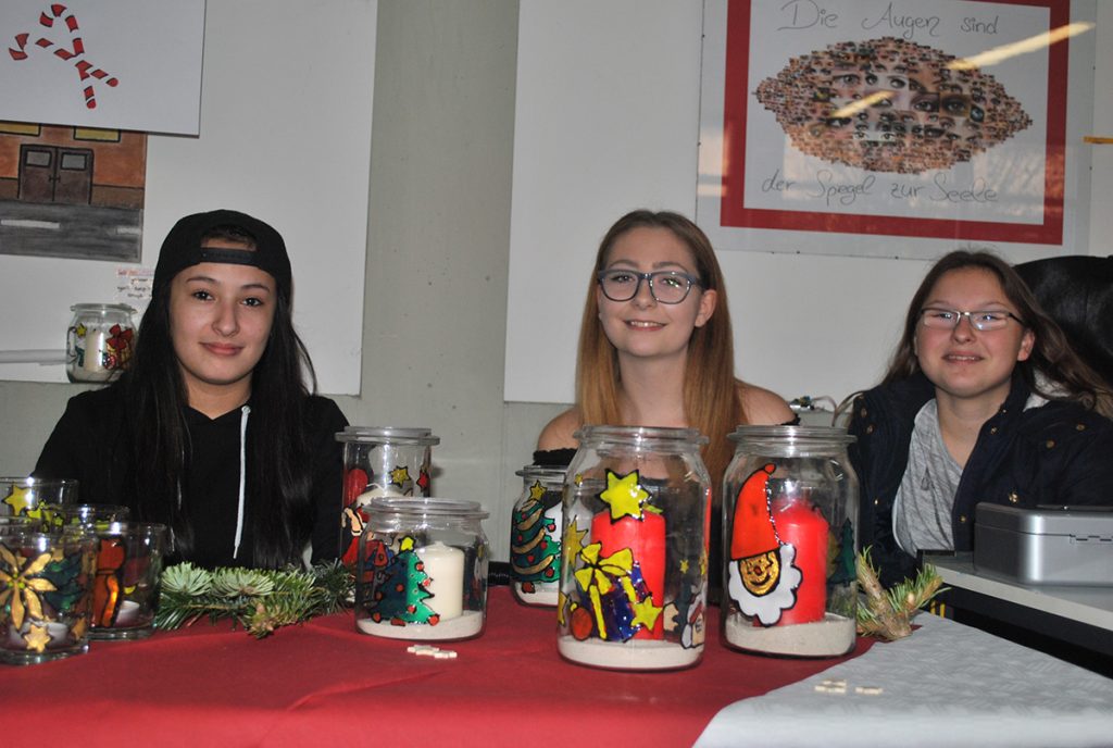 Kerzen als Weihnachtsgeschenke – diese und viele weitere kreative Angebote fanden sich am Dienstag in der ESS. Foto: Benjamin Kloos