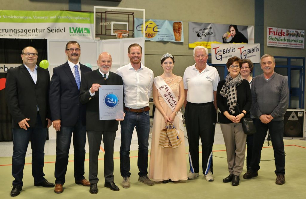 An der Feier zur Spendenübergabe nahmen Vertreter des Sports und der Politik sowie die Bibliser Gurkenkönigin Michelle I. teil: Boris Held vom Turngau Bergstraße (von links), Bürgermeister Felix Kusicka, TG-Vorsitzender Peter Mohler, Stiftungsreferent Henrik Westerberg, Hans Dieter Barth, Rita Schramm sowie Sibylle Becker (stellvertretende Vorsitzende) und Günter Bausewein (Vorsitzender) vom Sportkreis Bergstraße teil. Foto: Hannelore Nowacki