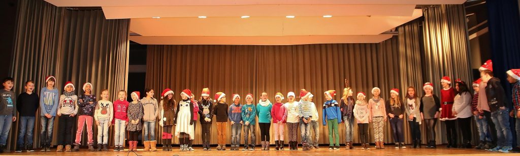 Auf der Bühne im Bürgerzentrum traten alle Klassen der Schule in den Weschnitzauen mit einstudierten Vorführungen und Liedern auf. Foto: Hannelore Nowacki