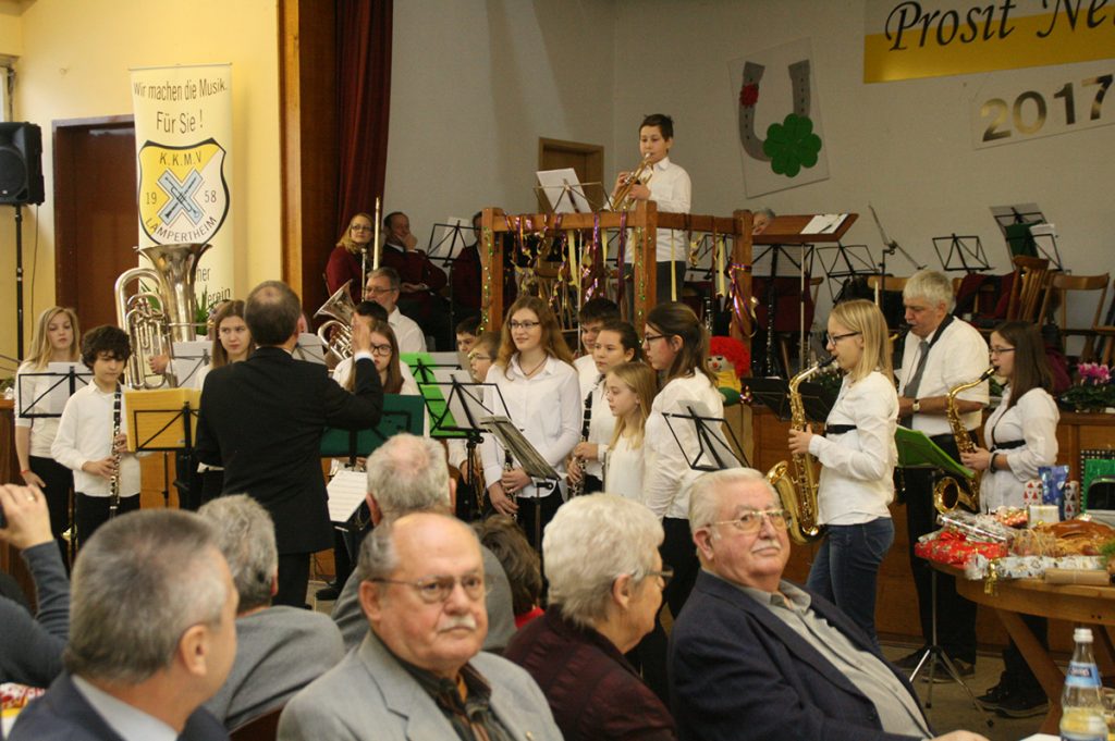 Das Newcomer Orchester begeisterte das Publikum mit mehreren flotten Stücken. Bei dem Stück „What a wonderful world“ hatte Thomas Billau den Solopart einstudiert. Foto: Eva Wiegand