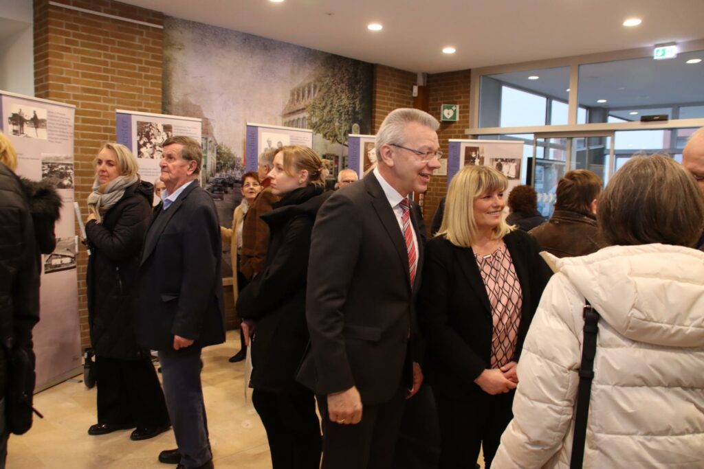 Großes Interesse weckte die Bilderausstellung mit den Lebensstationen des früheren Bürgermeisters Hans Pfeiffer bei den Besuchern. Foto: Hannelore Nowacki