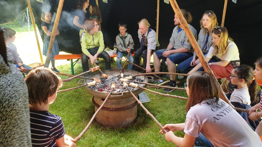 Die Pfadfinder boten am Lagerfeuer in ihrer Kothe auch in diesem Jahr ihr beliebtes Stockbrot an. Foto: Nadine Schütz