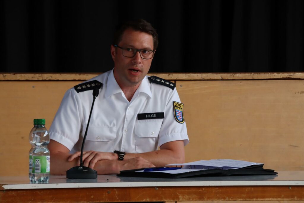 Polizeihauptkommissar Hilge nahm zum Thema Sicherheit in Biblis und der Region Stellung. Foto: Hannelore Nowacki
