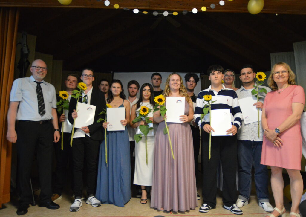 Die Klasse 12 FOIW mit Klassenlehrer Waizmann und Abteilungsleiterin Richter. Foto: oh